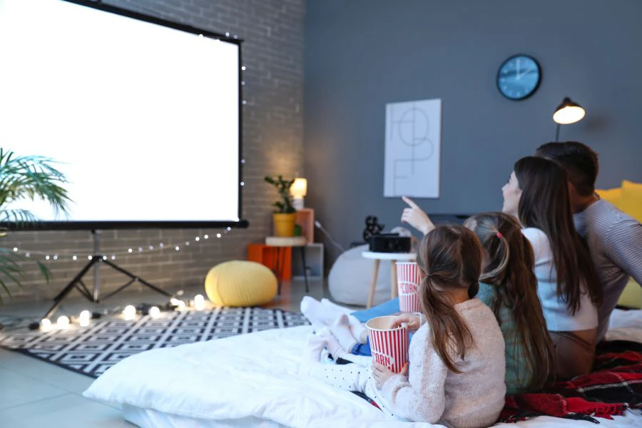Projecteur ou TV ? Nos experts vous expliquent comment choisir