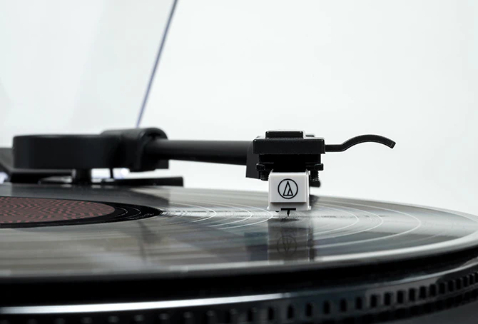 Platine vinyle manuelle à entraînement par courroie Audio Technica